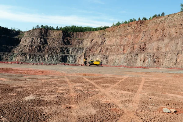 Perceuse dans une mine à ciel ouvert — Photo