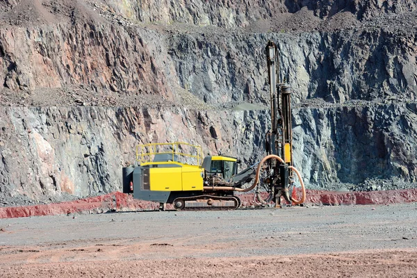 Perceuse dans une mine à ciel ouvert — Photo