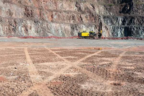 Driller in an open pit mine — Stock Photo, Image