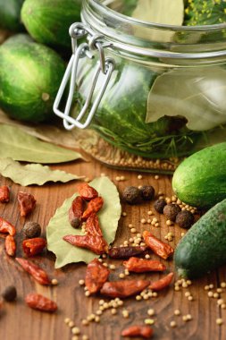 konserve salatalık ile baharat defne yaprağı, dereotu, onio.