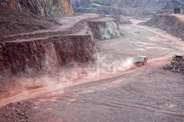 Camión volquete conduciendo a lo largo de mina de cantera — Foto de Stock