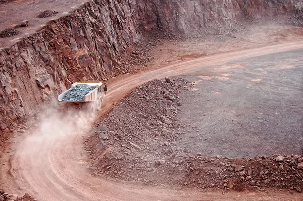 Camion benne roulant le long dans la carrière mine fosse — Photo