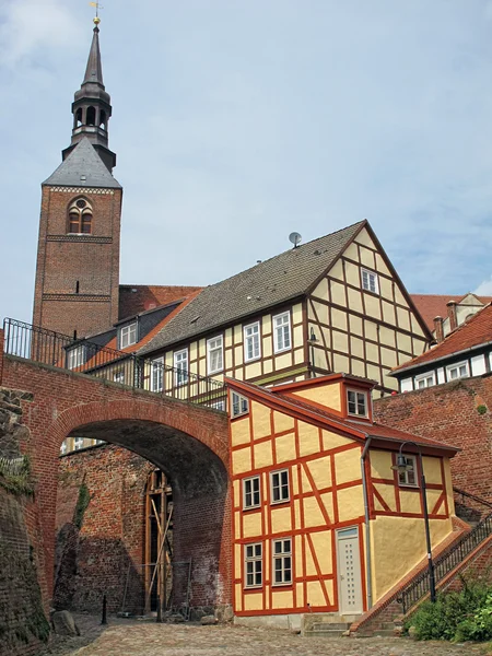 A Tangermunde (Szász-Anhalt, Németország), Szent Katalin utca-és városrészlet — Stock Fotó