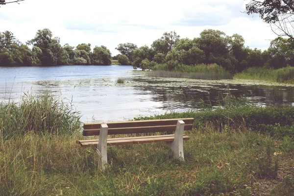 Bench di Havel sungai lanskap pada musim panas (Havelland, Jerman — Stok Foto