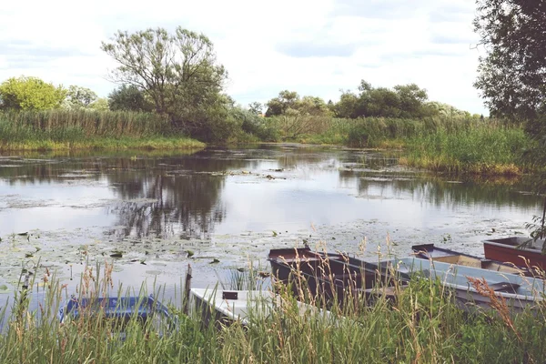 Barcos no rio Havel na hora de verão (Havelland, Alemanha ) — Fotografia de Stock