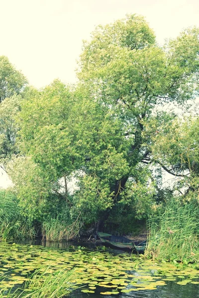 Bateaux sur la rive de la rivière Havel. Retouche vintage de l'image — Photo