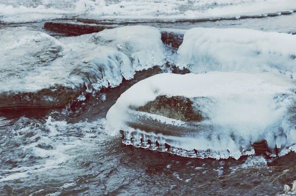 Gelo floe em rochas fluviais — Fotografia de Stock