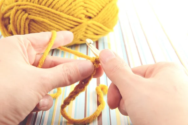 Вязание шерстяным шариком — стоковое фото