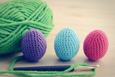 Paskalya yumurta ile mavi pembe yeşil tığ. ahşap masa backgr