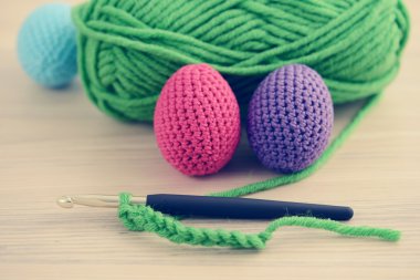 Paskalya yumurta ile mavi pembe yeşil tığ. ahşap masa backgr