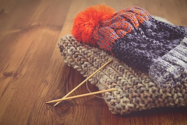 Knitting needles with wooly hat. winter cloth handemade — Stock Photo, Image