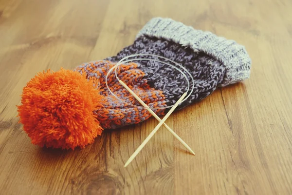 Knitting needles with wooly hat. winter cloth handemade — Stock Photo, Image