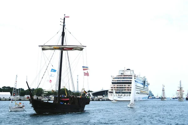 Hansesail em Warnemuende e Rostock porto — Fotografia de Stock