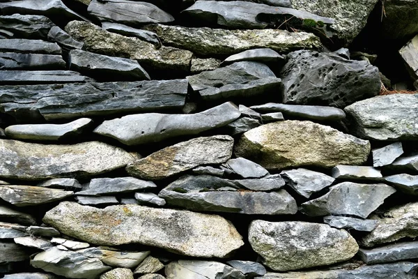 Muro di pietra tradizionale delle Alpi europee — Foto Stock