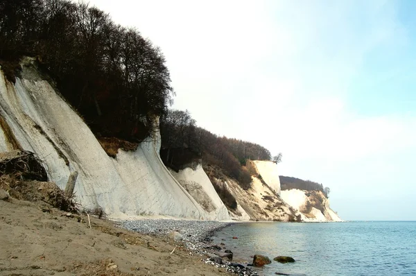 Mészkő szikla sziklák a Rügen-sziget, a Jasmund nemzeti park — Stock Fotó