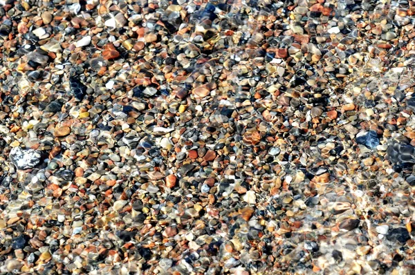 Guijarros en la playa de Darsser ort en las olas . —  Fotos de Stock