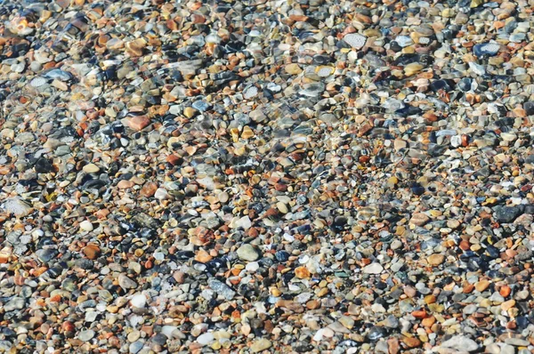 Guijarros en la playa de Darsser ort en las olas . —  Fotos de Stock
