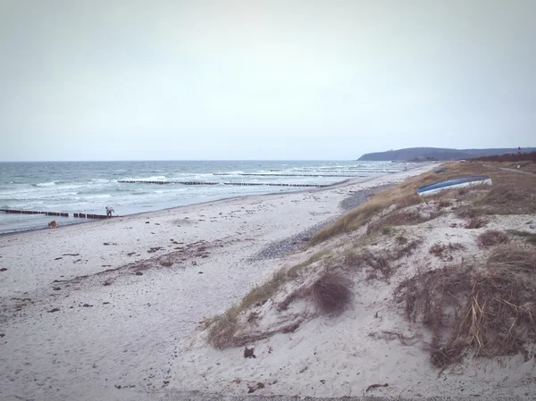 Strand van het eiland hiddensee met stormachtig weer — Stockfoto