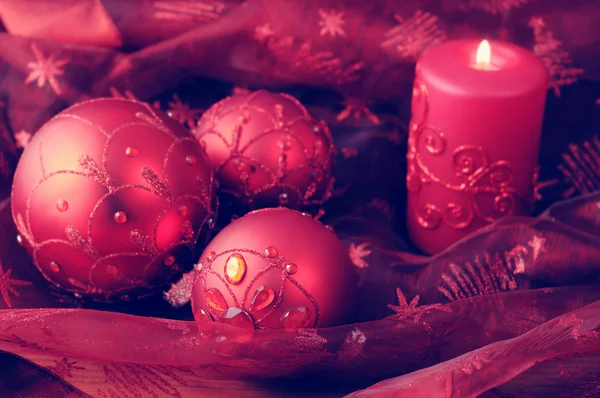 Vánoční koule se svíčkami. Svátek. — Stock fotografie