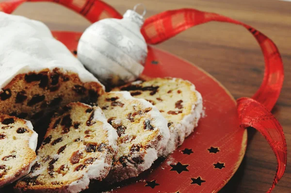 Navidad stollen en el plato con la cinta —  Fotos de Stock