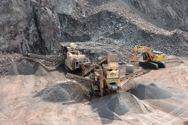 Trituradora de piedra en mina de superficie — Foto de Stock