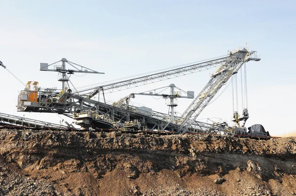 Mina de carbón con una excavadora de rueda de cubo — Foto de Stock