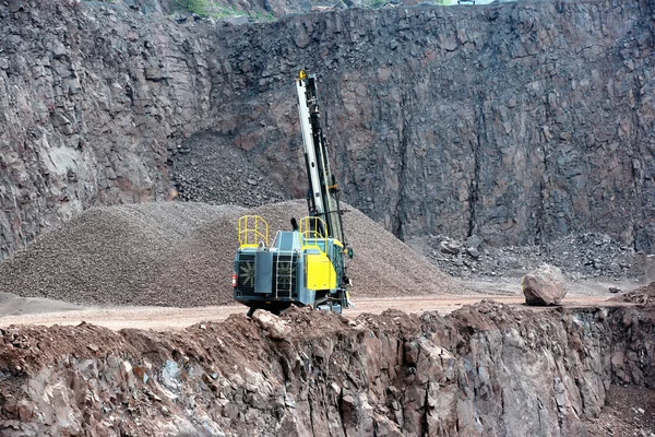 Matériel de forage dans une mine à ciel ouvert — Photo