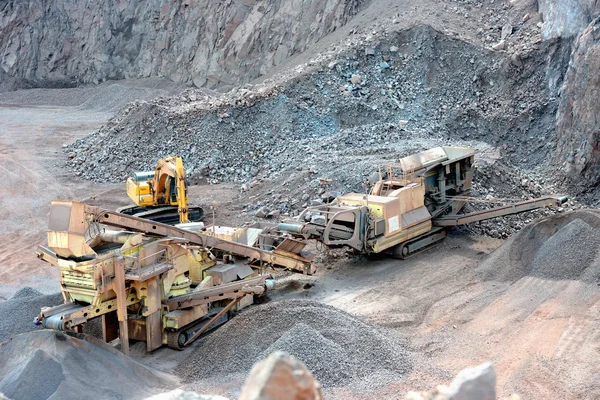 Trituradora de piedra en una mina de superficie — Foto de Stock