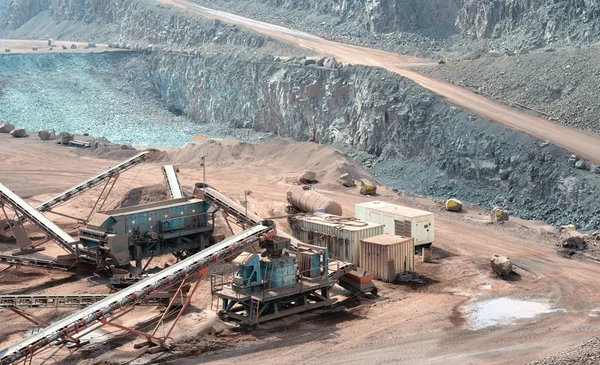 Trituradora de piedra en una mina de superficie — Foto de Stock