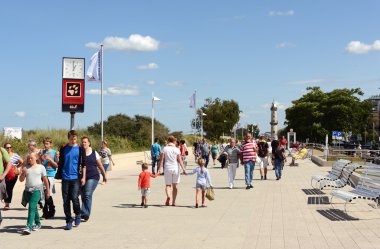İnsanlar yürüyen Warnemunde mesire