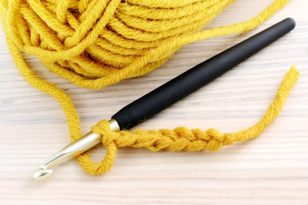 Вязание крючком из желтой шерсти . — стоковое фото