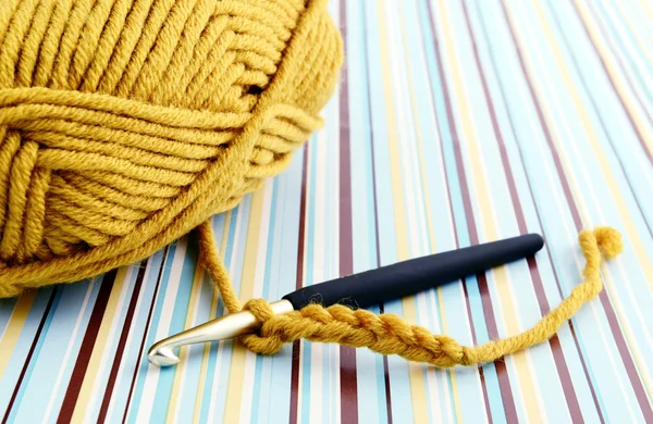 Crocheting with brown wool — Stock Photo, Image
