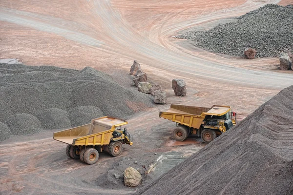 Dumper trucks parking in a surface mine. — Stock Photo, Image