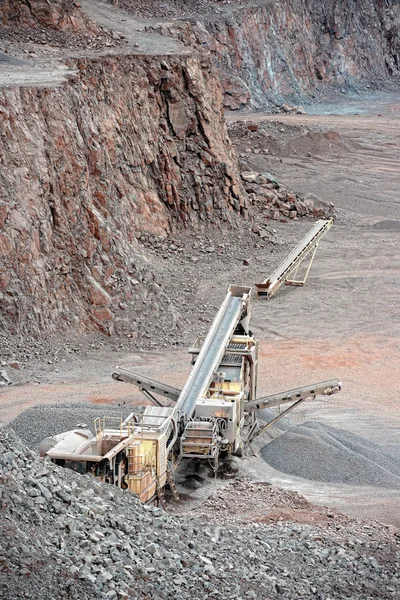 Trituradora de piedra en mina de superficie — Foto de Stock