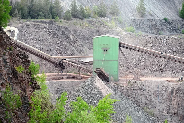 Trituradora de piedra en una mina a cielo abierto —  Fotos de Stock