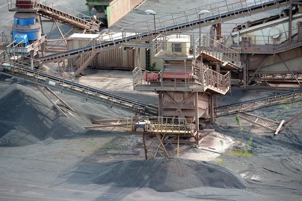 Trituradora de piedra en una mina a cielo abierto. industria minera — Foto de Stock