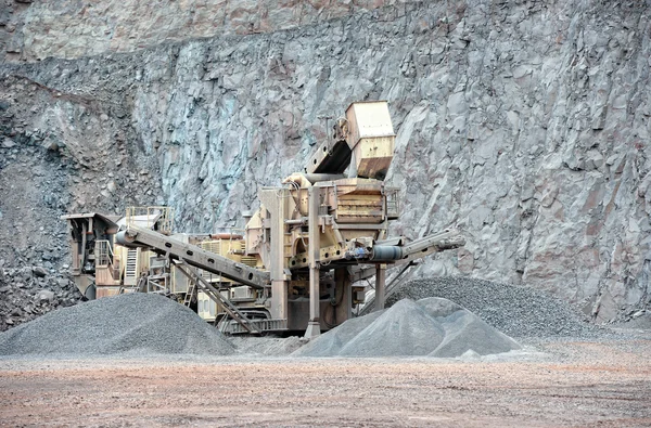 石鉱山の表面の粉砕機 — ストック写真