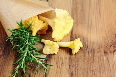 kağıt torba altın canterelle ve biberiye baharat ile