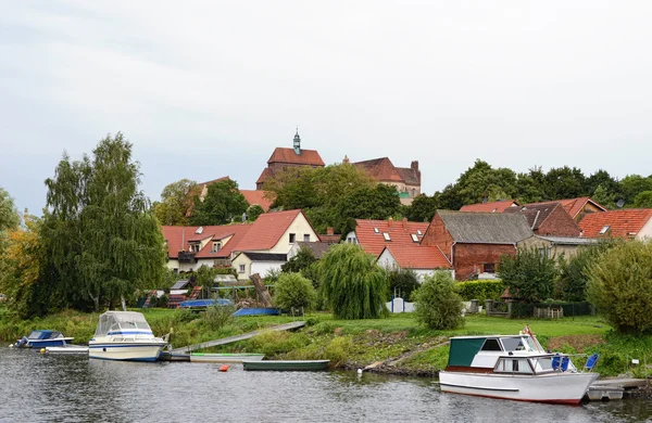 Havelberg (德国，萨克森-安哈尔特) 与哈维尔河城市景观 — 图库照片