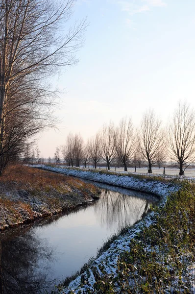Kleiner Fluss im winterlichen Havelland (brandenburg, deutschland). — Stockfoto