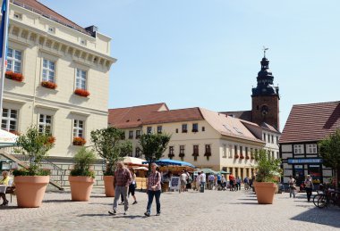 Havelberg şehir ve onun Pazar banın üzerinden yürüyen insanlar