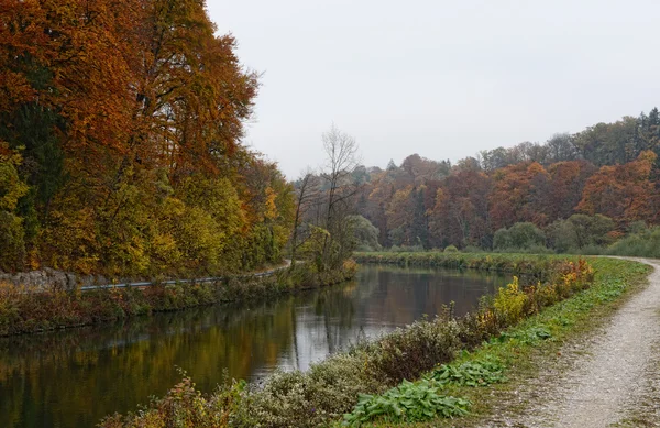 Река Изар рядом с Пуллахом в Баварии — стоковое фото
