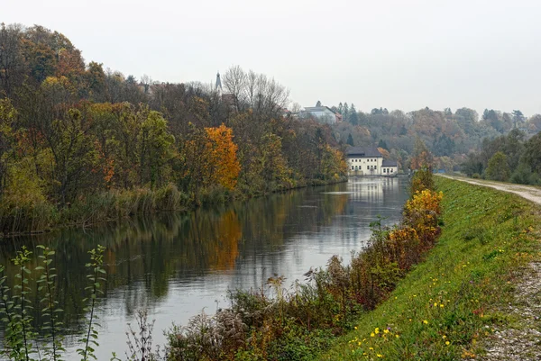 Река Изар рядом с Пуллахом в Баварии — стоковое фото