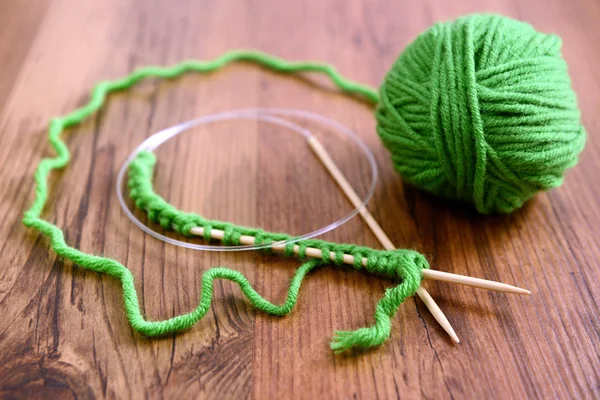 Knit needles and wool on table — Stock Photo, Image