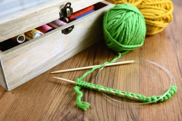 织针和毛线桌上 — 图库照片