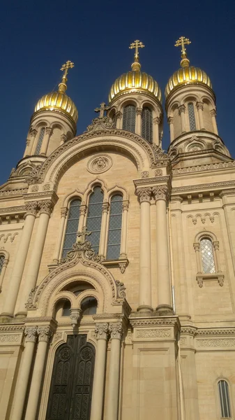 Будівництво православної церкви з золотими куполами — стокове фото