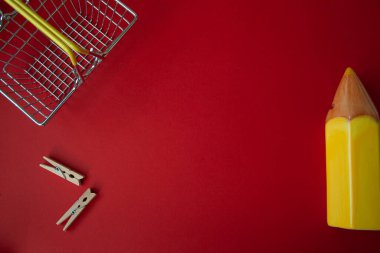 Mağazadan alışveriş için dekoratif sepet.