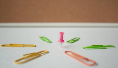 Açık renkli kağıt klipleri