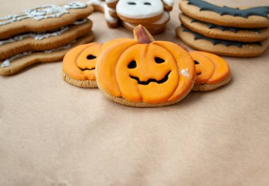 Cadılar Bayramı partisi, balkabaklı kurabiyeler, hayalet, yarasa kreması. Fırında el yapımı..