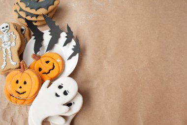 Cadılar Bayramı partisi, balkabaklı kurabiyeler, hayalet, yarasa kreması. Fırında el yapımı..